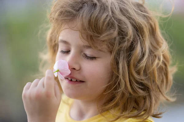Παιδιά Που Μυρίζουν Καλοκαιρινό Λουλούδι Πρόσωπο Από Κοντά Αστείο Παιδικό — Φωτογραφία Αρχείου