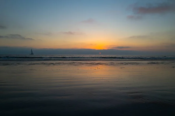 Mare Calmo Con Cielo Tramonto Sole Attraverso Nuvole Sopra Oceano — Foto Stock