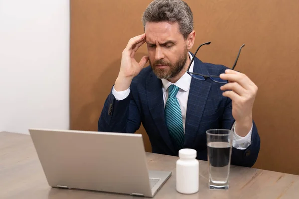 ビジネスの男性は ストレスを受けた男がオフィスに座って頭痛の悪い視力の問題に苦しむ コンピュータの仕事から疲れ乾燥イライラ目をこすり眼鏡を保持痛みを感じる 締め切りとストレスのかかる仕事 — ストック写真