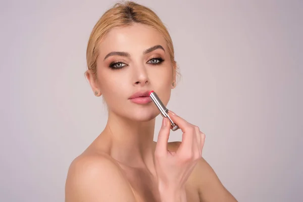 Sexy Meisje Gebruik Lippenstift Achtergrond Schoonheid Mode Lippen Waardering Concept — Stockfoto