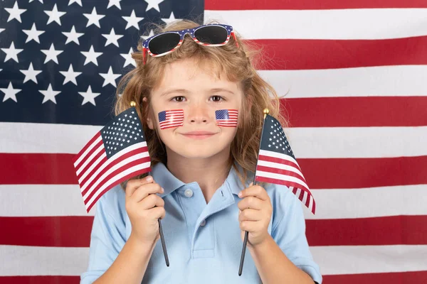 美国国旗的概念 7月4日 孩子们庆祝独立日 美利坚合众国的概念 拿着美国国旗的孩子 — 图库照片