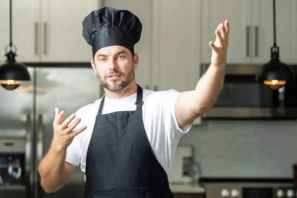 요리사 모자를 주방에 사람의 초상화 앞치마입고 요리사 모자쓰고 광고를 요리사 — 스톡 사진