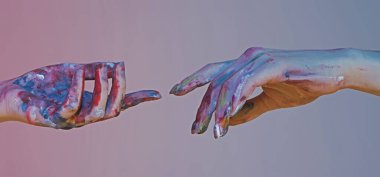 Boyalı eller. Parmaklarıma dokun. Yardım eli uzatıyorum. El ele tutuşun, kapatın. Yardım eli uzatıyorum. Kurtarma, el hareketlerine yardım etme. Kurtuluş ilişkileri. Yardım ve umut işareti. Yardım kolu, hayır işi.