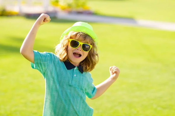 Crianças Entusiasmadas Com Chapéu Óculos Sol Verão Retrato Estilo Vida — Fotografia de Stock