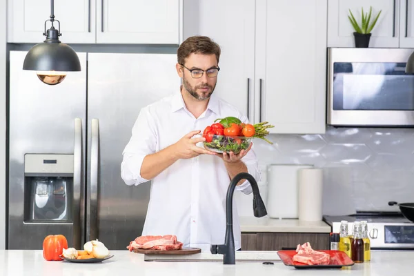 Man Met Groentesalade Keuken Een Man Die Veganistisch Gezonde Salade — Stockfoto