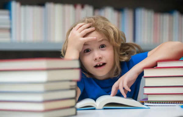 Überraschte Schulkinder Kind Der Schulbibliothek Kind Liest Buch Der Schule — Stockfoto