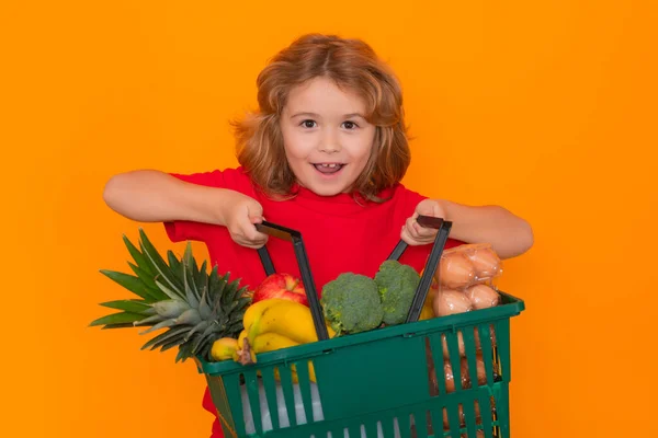 Porträt Eines Kindes Mit Einkaufskorb Beim Lebensmittelkauf Einem Lebensmittelgeschäft Auf — Stockfoto