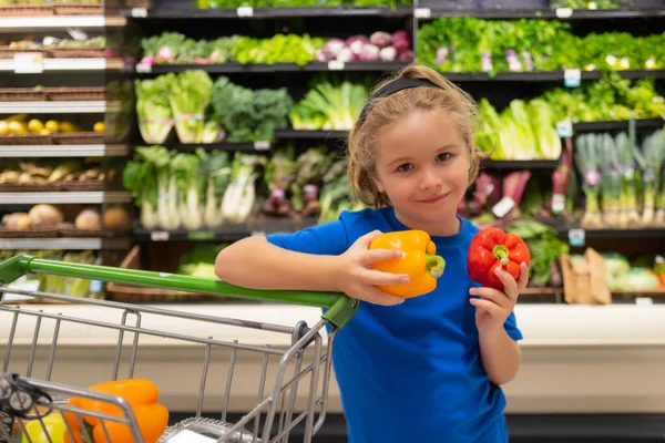 Ragazzo Con Verdure Peperoni Supermercato Shopping Supermercato Bambini Che Fanno — Foto Stock