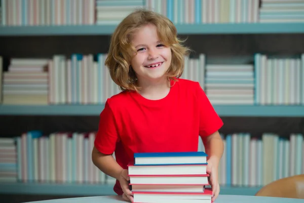 Lustigt Skrattande Elev Barn Skolan Skolpojke Läser Bok Biblioteket Skolpojke — Stockfoto