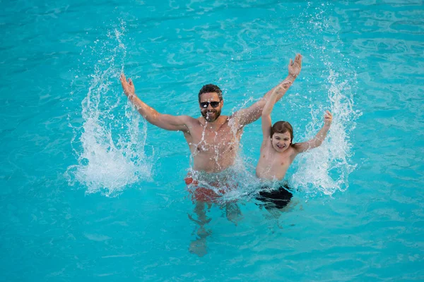 Vader Zoon Het Zwembad Zomervakantie Kind Met Papa Die Het — Stockfoto