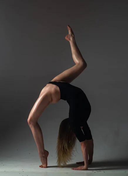 柔軟な女の子の踊り 美しい柔軟な女性の体 黒の上にフィットセクシー柔軟な女性のファッションアートスタジオの肖像画 体操のスリムと柔軟なダンサーの女性が実行します ストレッチ運動 — ストック写真