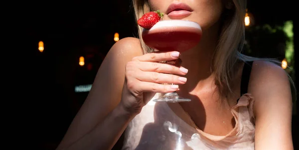 Donna Sensuale Che Beve Cocktail Alle Labbra Rosse Vicino Cocktail — Foto Stock