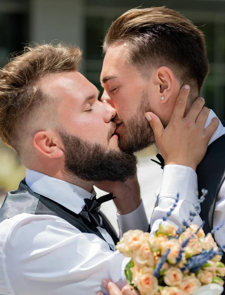 Gay Met Partner Met Zorg Liefde Gay Paar Holding Boeket — Stockfoto
