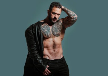 Moda ve seksi erkek model. Acımasız bir adam, yakışıklı, ciddi bir erkek model. Güçlü kaslı erkek vücudu, kaslı adam.