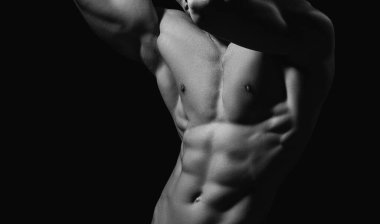 Ateşli çocuk. Seksi vücutlu adam. Karın kaslı yakışıklı bir adam.