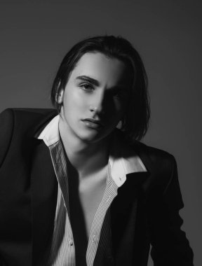 Takım elbiseli adam. Seksi adam, erkek tarzı. Moda erkek modeli.