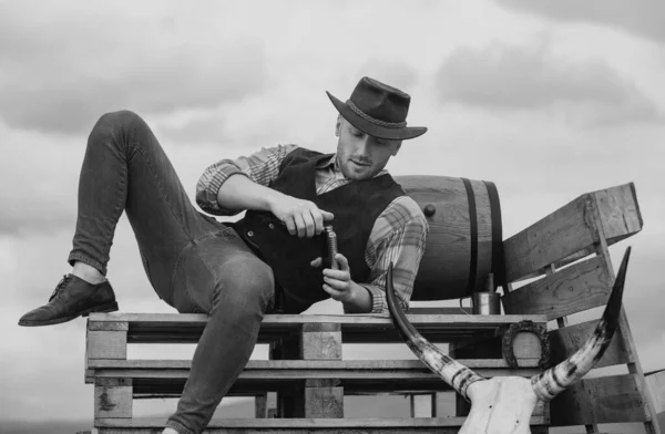 Homem Ocidental Sexy Com Chapéu Cowboy Tipo Beber Uísque — Fotografia de Stock