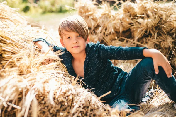 Kid Boy Ligger Pojke Hatten Förbereder För Solig Höstdag Söt — Stockfoto
