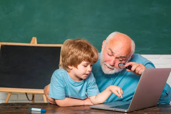 Světový Den Učitelů Portrét Sebevědomého Starého Učitele Žák Učitel Laptopem — Stock fotografie