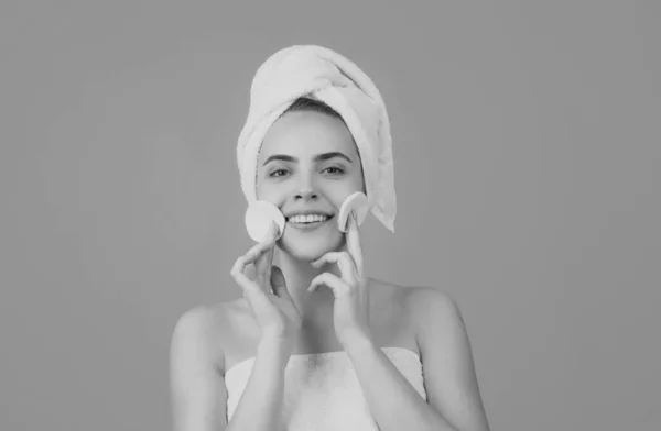 Hermosa Chica Sonriente Con Piel Limpia Fresca Tratamiento Facial Cosmetología — Foto de Stock