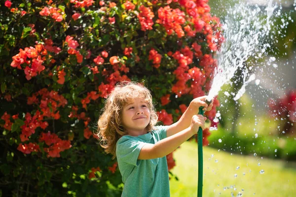 Los Niños Juegan Con Manguera Jardín Agua Patio Niños Aire —  Fotos de Stock