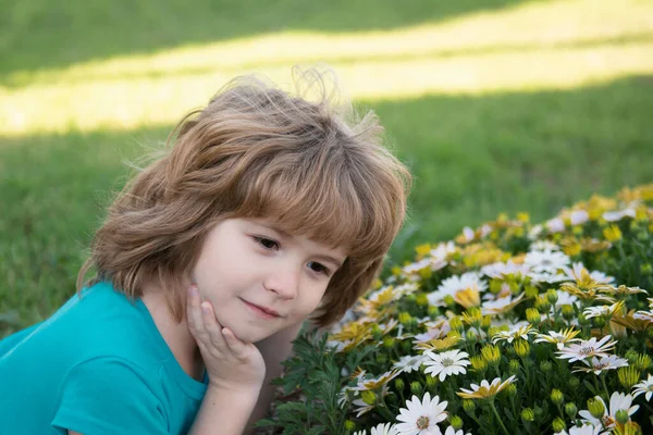 Küçük Çocuk Yeşil Arka Bahçedeki Çiçekleri Kokluyor Yaz Otlağındaki Sevimli — Stok fotoğraf