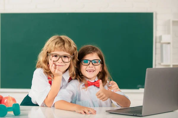 Schoolvrienden Twee Kleine Schoolkinderen Onderwijs Vriendschap Schoolconcept — Stockfoto