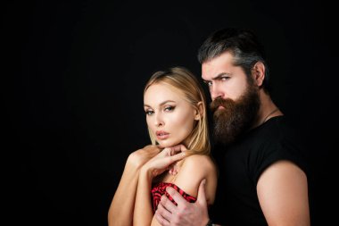 Hippilerin sevdiği kameraya bakan şık moda çifti. Vogue Biçimi