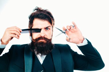 Berber dükkanındaki sakallı adam. Berber makası ve ustura, berber dükkanı. Klasik berber, tıraş. Uzun sakallı bir portre adamı. Bıyıklı adamlar. Acımasız adam, makas, düz jilet.