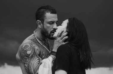 Aşk hikayesi. Güzel genç çift sarılıyor. Aşk konsepti. Çift sarılıyor. Tutku aşk çift. Romantik bir an. Kaslı adam ve uygun ince genç kadın öpüşme