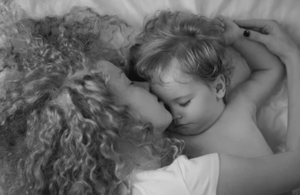 Joven Madre Hijo Pequeño Durmiendo Juntos Sueños Niños Duermen —  Fotos de Stock