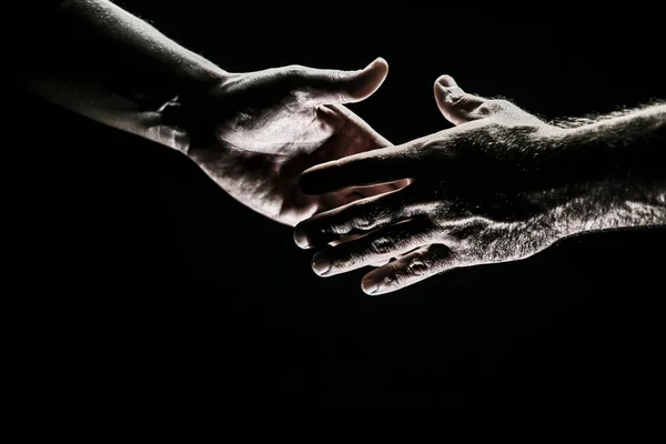 手被隔离在黑色上的男人 联系和人际关系 男人的手被救了友好的握手 朋友的问候 帮助手势或手 帮助的手 — 图库照片