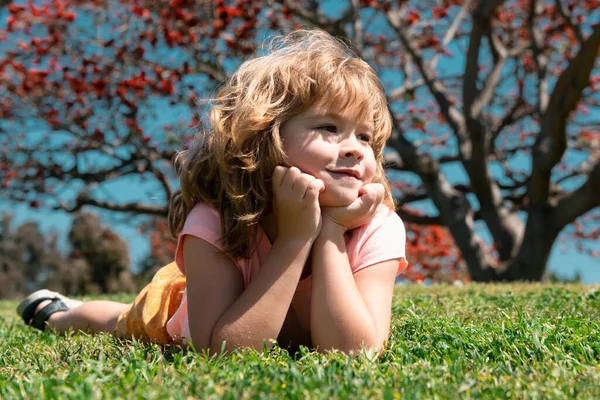 Kindergesicht Kleiner Junge Auf Gras Liegend — Stockfoto