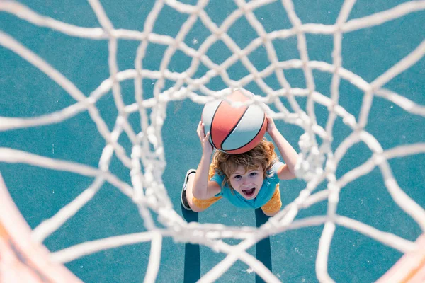 Баскетбольна Гра Навчання Дитини Кошиком Баскетбольному Майданчику Відкритому Повітрі — стокове фото