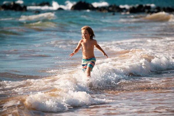 海の波に飛び込む少年 海水の衝突でジャンプします 夏休み — ストック写真
