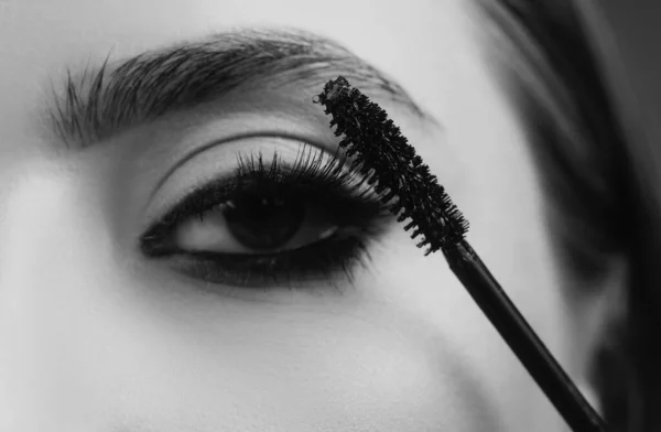 Makijaż Brwi Model Piękności Kształtujący Brwi Bliska Ołówkiem Brwi Piękna — Zdjęcie stockowe
