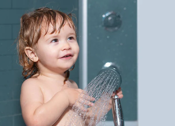 샤워하면서 목욕하는아이 화장실에서 스러운 아기를 머리에 비누를 때쓰는 어린이 위생의 — 스톡 사진