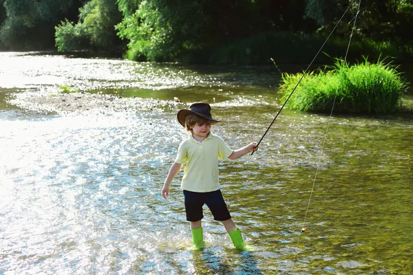 子供釣り 子供は川でロッドを保持する魚の方法を学ぶ 釣竿を持つ小さな男の子の漁師 若い男が釣りを飛ぶ — ストック写真