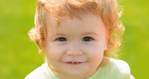 白人儿童肖像画非常接近 孩子的脸微笑的婴儿 可爱的微笑 夏季室外公园 — 图库照片