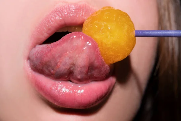 棒棒糖在嘴里 美丽的女孩嘴与棒棒糖流行 光洁的红唇女人用舌头 口舔吸吐痰 — 图库照片