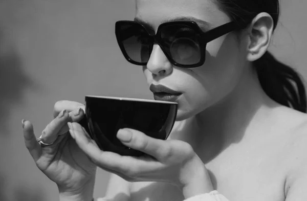 コーヒーショップ 女の朝のルーティン エスプレッソアメリカーノカプチーノラテ — ストック写真