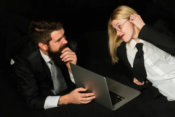 Young Business Woman Handsome Businessman Suits Using Laptop Black Boss — Stock Photo, Image