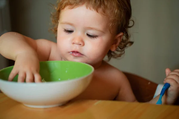 Enfant Bébé Manger Soupe Dans Cuisine Avec Vaisselle Une Cuillère — Photo