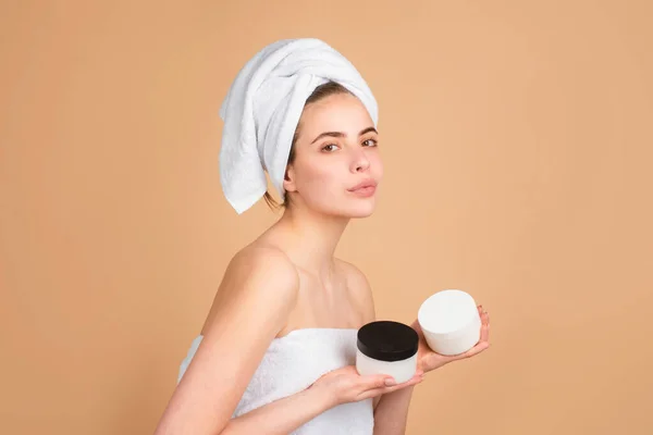 Gezichtsmasker Spa Schoonheidsbehandeling Huidverzorging Vrouw Met Roomfles Mooie Jonge Vrouw — Stockfoto