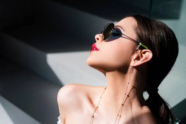 Güneş Gözlüklü Şık Moda Kadını Modaya Uygun Aksesuarlar — Stok fotoğraf
