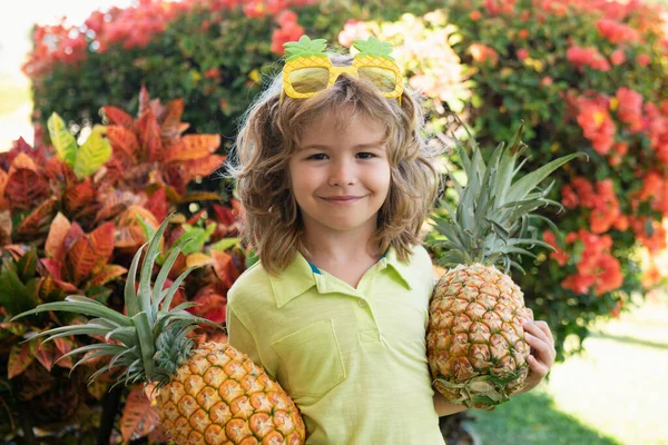 夏に屋外で小さな子供の肖像画 笑顔かわいいです面白いです男の子開催パイナップル — ストック写真