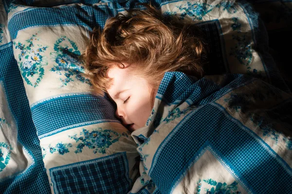 Roztomilý Chlapec Spí Posteli Polštáři Ranní Světlo Probuď — Stock fotografie