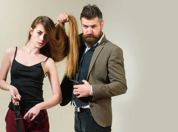 Kuaför Uzun Saçlı Bir Kadın Saç Modeli Yapar Kuaför Salonunu — Stok fotoğraf
