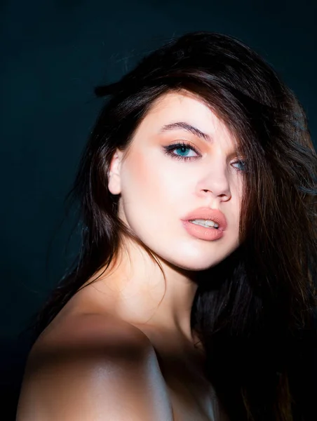 Güzellik Bakımı Şehvetli Esmer Kız Şampuan Saç Kremi Saç Bakımı — Stok fotoğraf