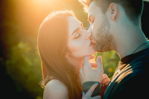 女のキスをした男 日没のラブストーリー 抱擁とキスカップル — ストック写真